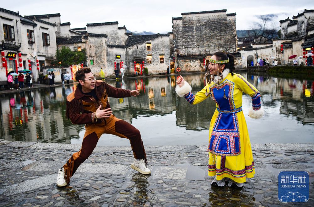 呼伦贝尔草原风情涌入烟雨宏村