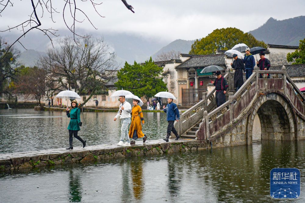 呼伦贝尔草原风情涌入烟雨宏村
