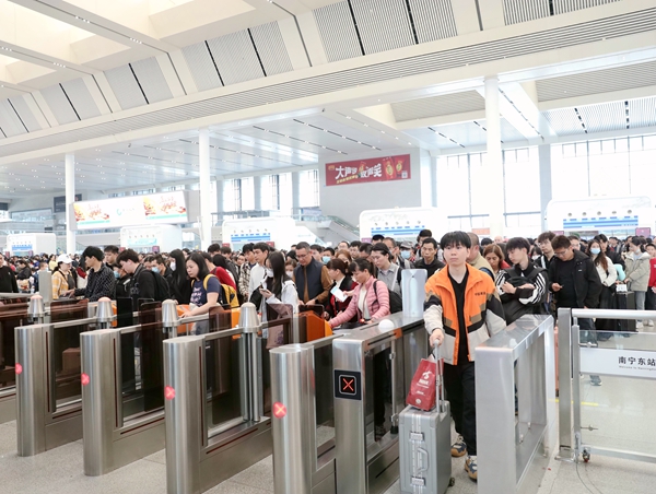 旅客在南宁东站有序检票进站。麦竹娴摄