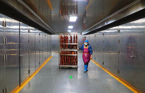 重庆香即福农产品加工有限公司研发的智能熏制系统，由40个独立的灶体构成。通讯员 李拉拉 摄