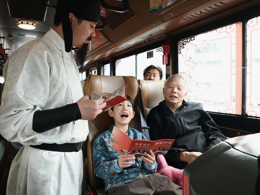 解说员与小乘客互动。成都公交集团供图