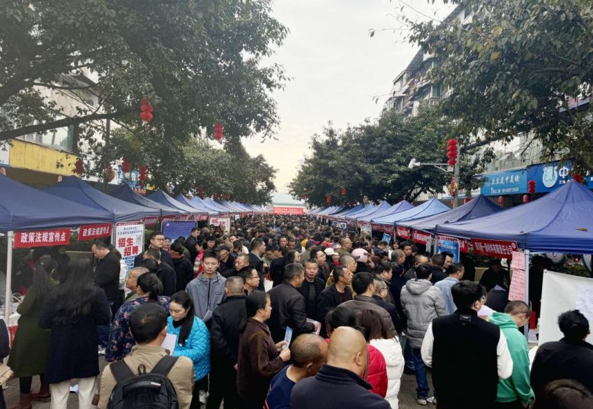 彭山区2026年“春风行动”新春大型招聘会。李佳颖摄