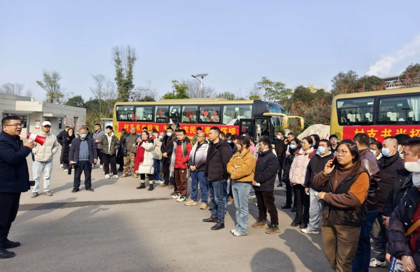 安居区部分村支书代表化身“招工红娘”，与返乡农民工一道走进辖区企业，现场了解招工需求。刘建阳摄