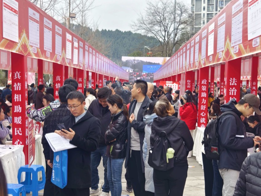 2月25日，遂宁市河东新区万达广场前，2026年春风行动暨就业援助季专场招聘活动火热启幕，吸引2.5万余名求职者入场。刘建阳摄
