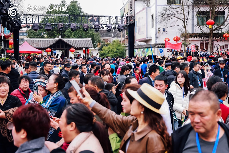活动现场人流如织。花溪区委宣传部供图