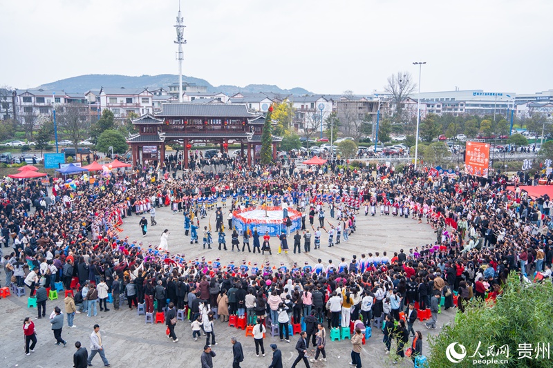跳花展演现场大家载歌载舞。人民网 阳茜摄
