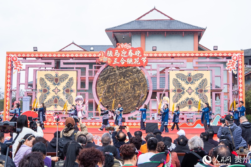 跳花节现场热闹非凡。人民网 阳茜摄