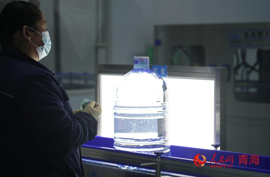 胡生霞在水厂工作。人民网记者 甘海琼摄