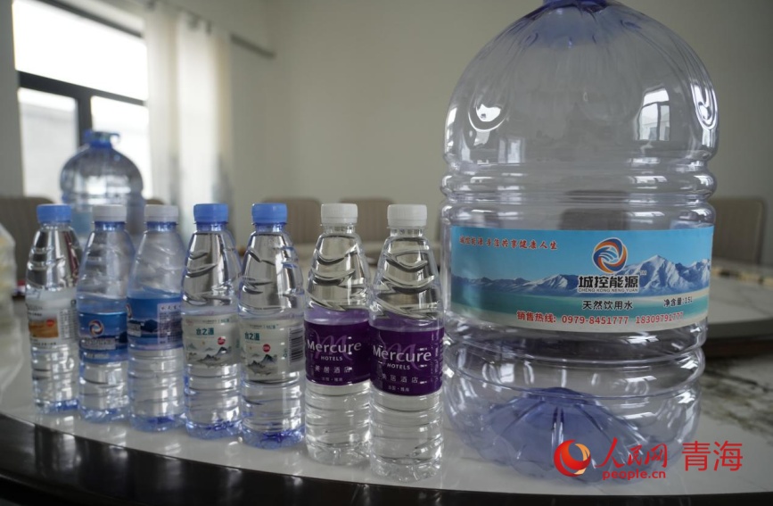 宾馆、企业定制的矿泉水。人民网记者 甘海琼摄
