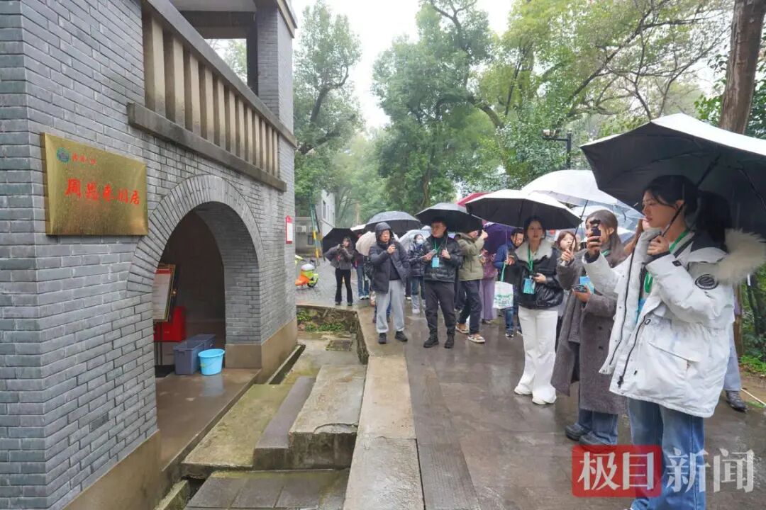 在珞珈山“遇见”伟人,大学生在这里开启一堂“行走的大思政课” SZT01456.jpg