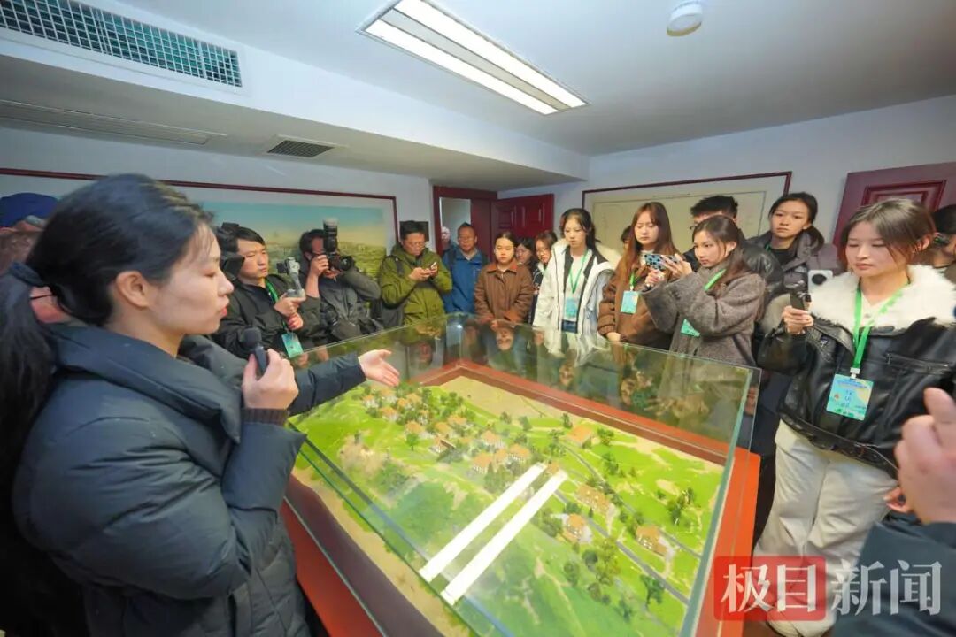 在珞珈山“遇见”伟人,大学生在这里开启一堂“行走的大思政课” SZT01470.jpg