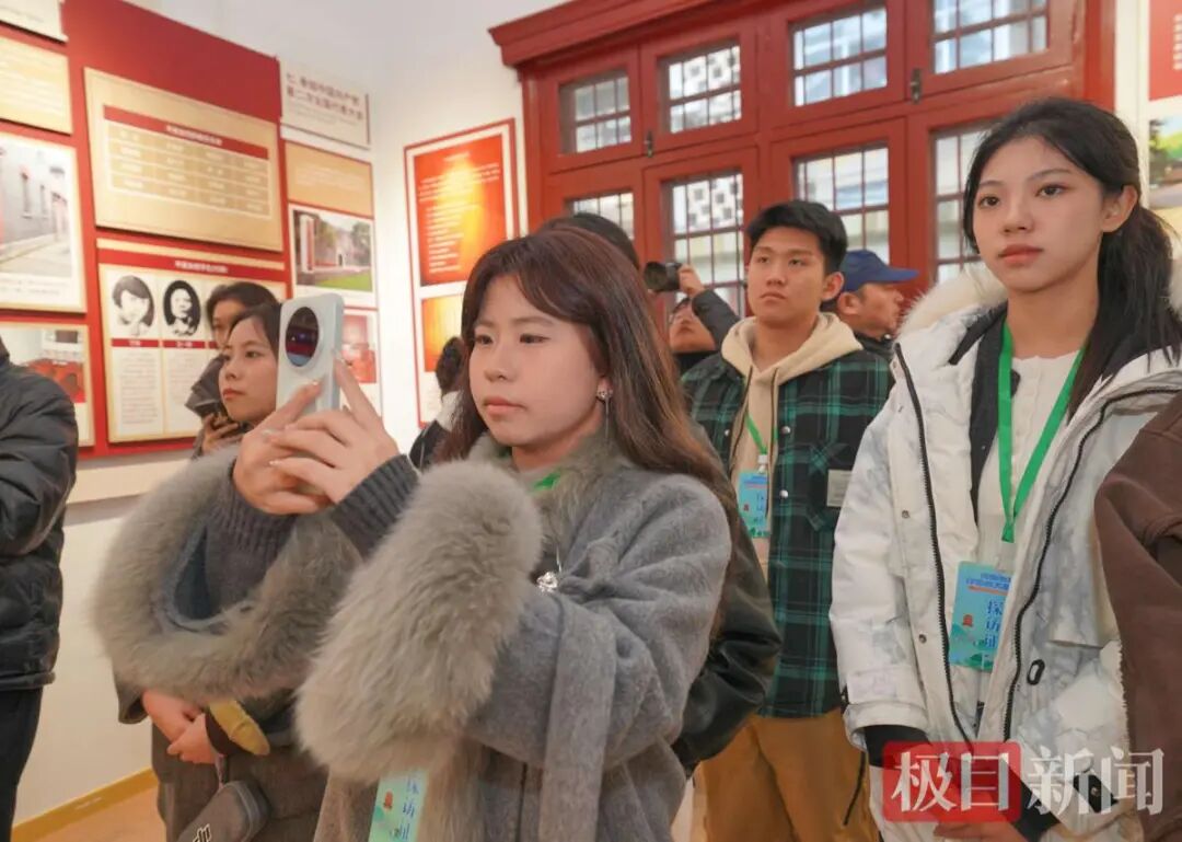 在珞珈山“遇见”伟人,大学生在这里开启一堂“行走的大思政课” SZT01603.jpg