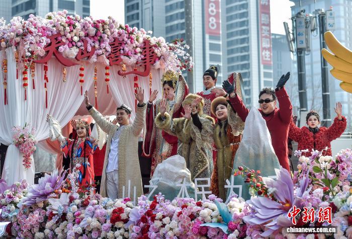 (新春走基层)乌鲁木齐举办“打起手鼓舞起龙”社火巡游展演活动 (新春走基层)乌鲁木齐举办“打起手鼓舞起龙”社火巡游展演活动