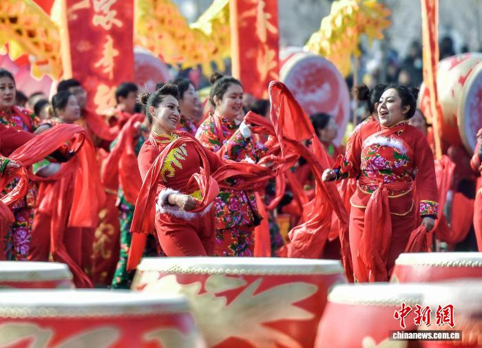 (新春走基层)乌鲁木齐举办“打起手鼓舞起龙”社火巡游展演活动