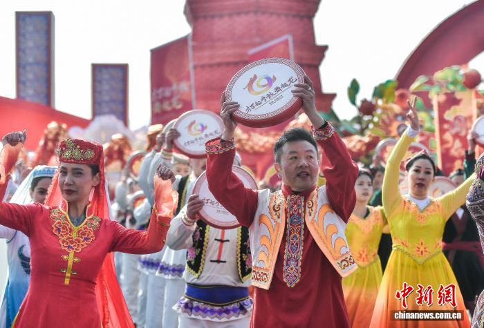 (新春走基层)乌鲁木齐举办“打起手鼓舞起龙”社火巡游展演活动