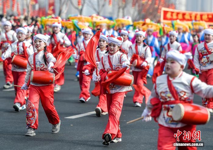 (新春走基层)乌鲁木齐举办“打起手鼓舞起龙”社火巡游展演活动