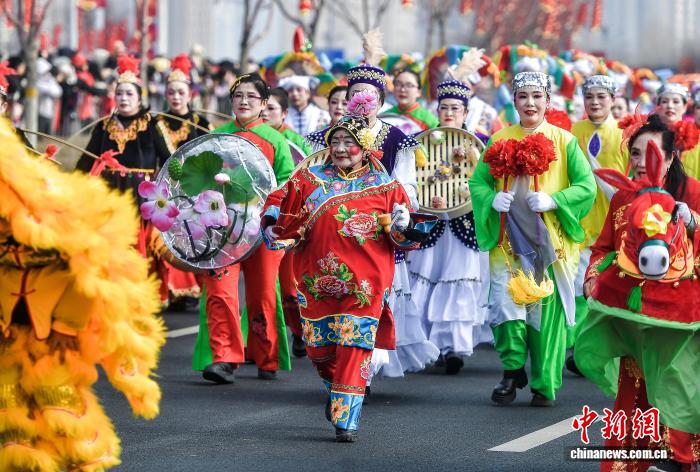 (新春走基层)乌鲁木齐举办“打起手鼓舞起龙”社火巡游展演活动