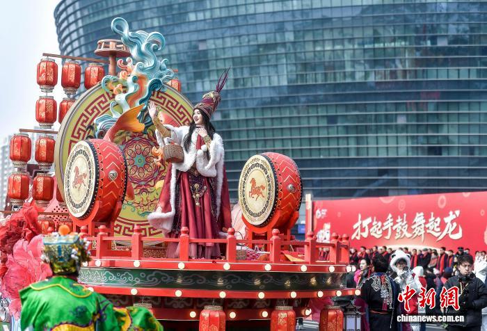 (新春走基层)乌鲁木齐举办“打起手鼓舞起龙”社火巡游展演活动