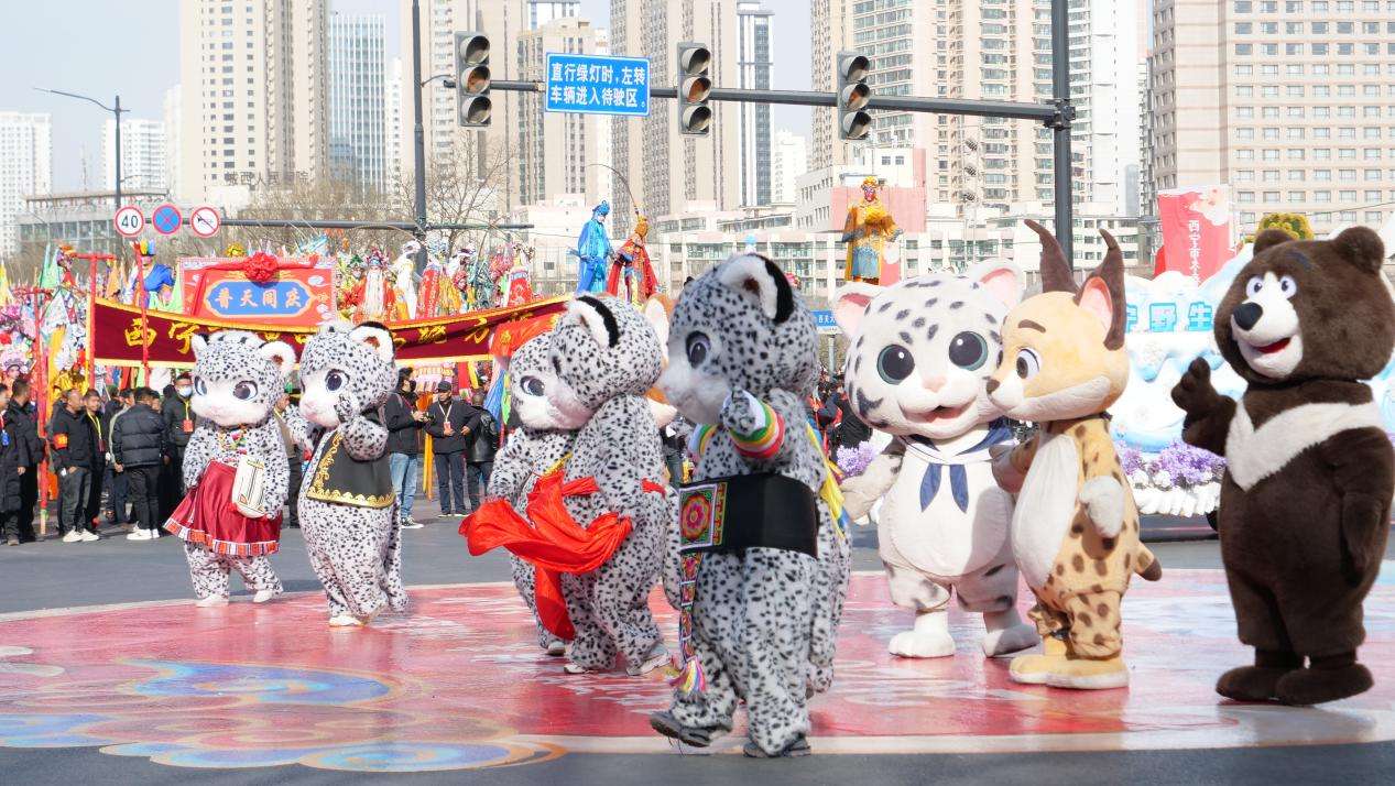 青海西宁社火巡游上演火“豹”大秀