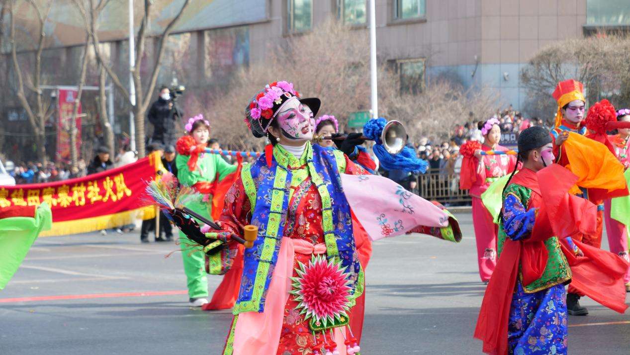 青海西宁社火巡游上演火“豹”大秀