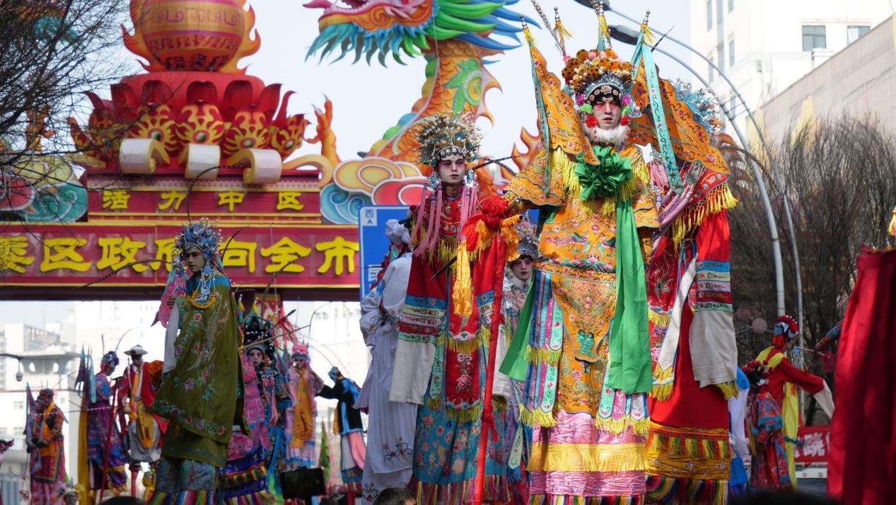 青海西宁社火巡游上演火“豹”大秀
