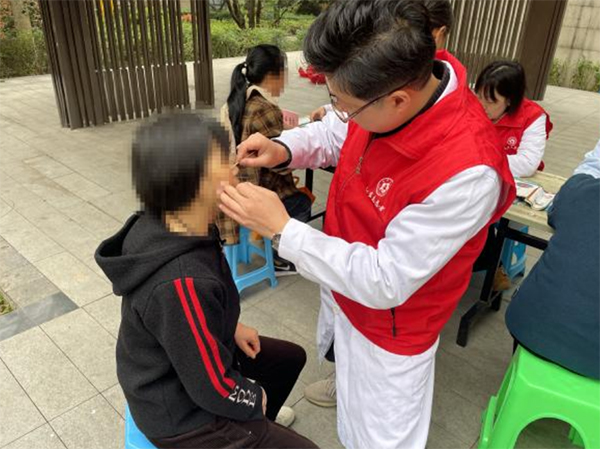 第63个学雷锋纪念日：家门口看专家 沙坪坝便民义诊惠民生