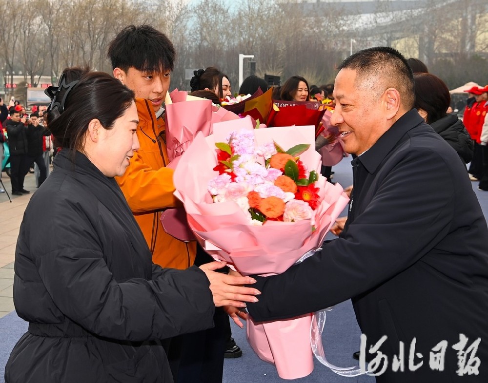 河北石家庄为千余名身边雷锋送鲜花 河北石家庄为千余名身边雷锋送鲜花
