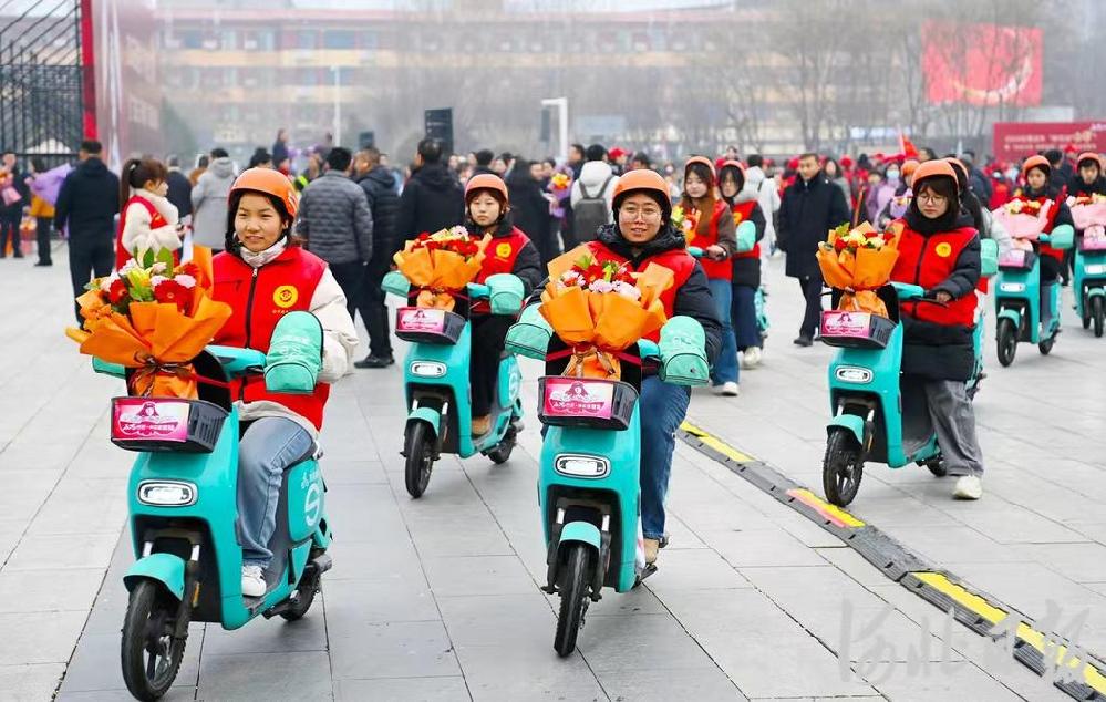 河北石家庄为千余名身边雷锋送鲜花 河北石家庄为千余名身边雷锋送鲜花