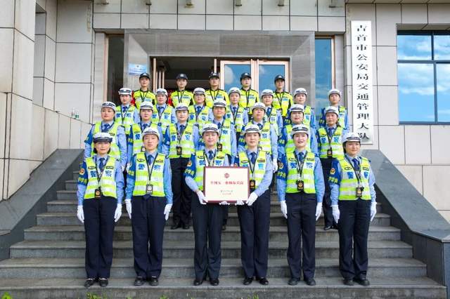 吉首女子护学中队：九年坚守护学岗，巾帼柔情护平安