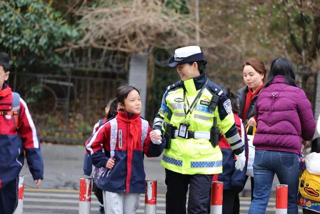 吉首女子护学中队：九年坚守护学岗，巾帼柔情护平安