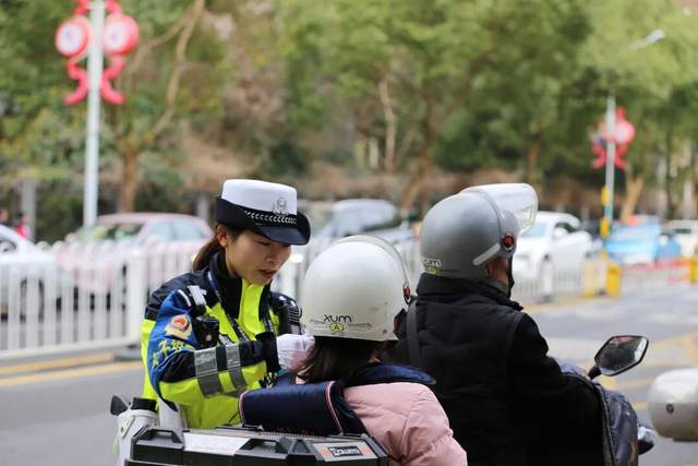 吉首女子护学中队：九年坚守护学岗，巾帼柔情护平安
