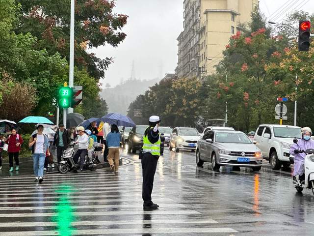 吉首女子护学中队：九年坚守护学岗，巾帼柔情护平安