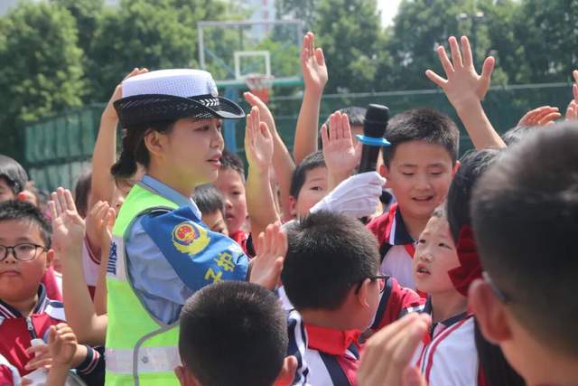 吉首女子护学中队：九年坚守护学岗，巾帼柔情护平安