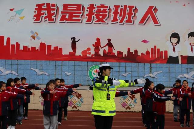 吉首女子护学中队：九年坚守护学岗，巾帼柔情护平安