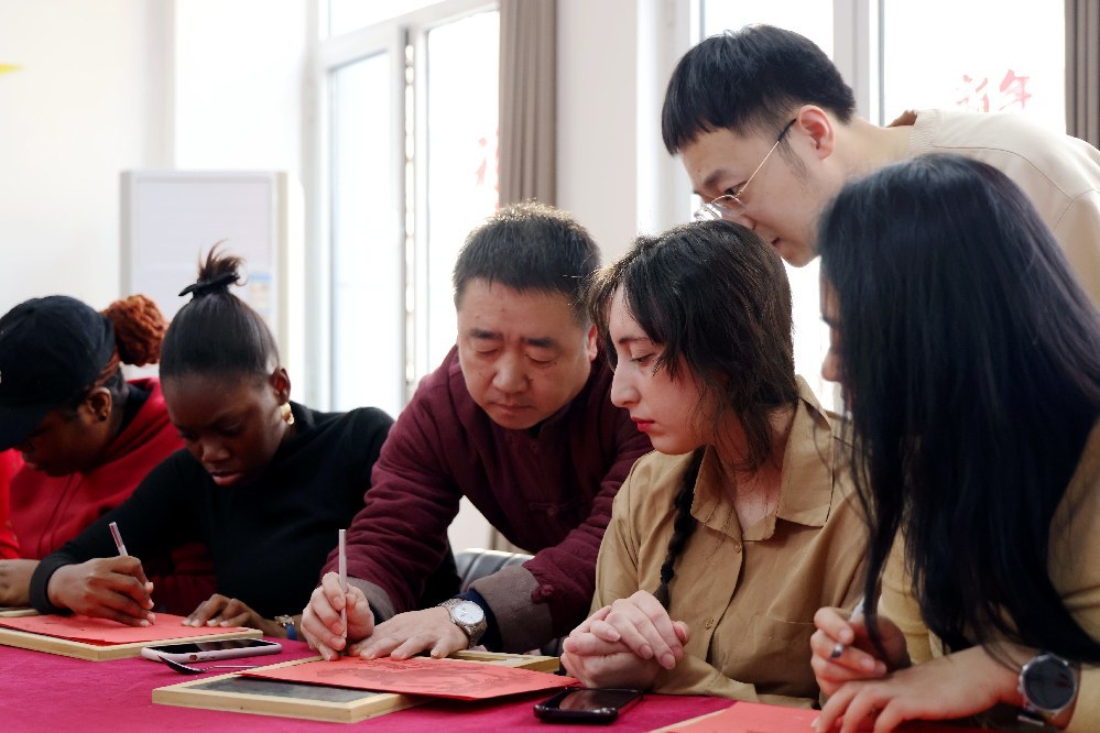 老师指导留学生如何正确使用刻刀。王杰摄