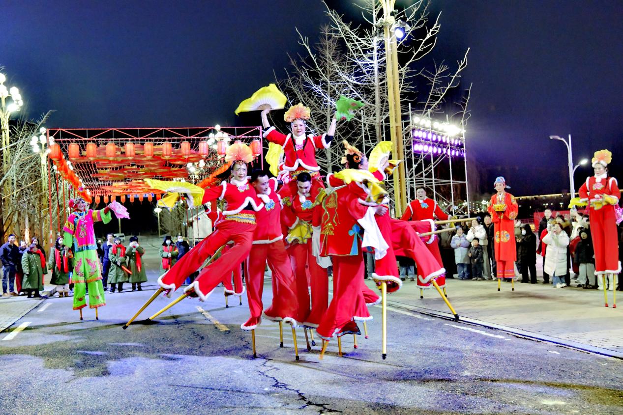 光影点亮山乡夜——宽城孤山子村上演“花灯盛宴”