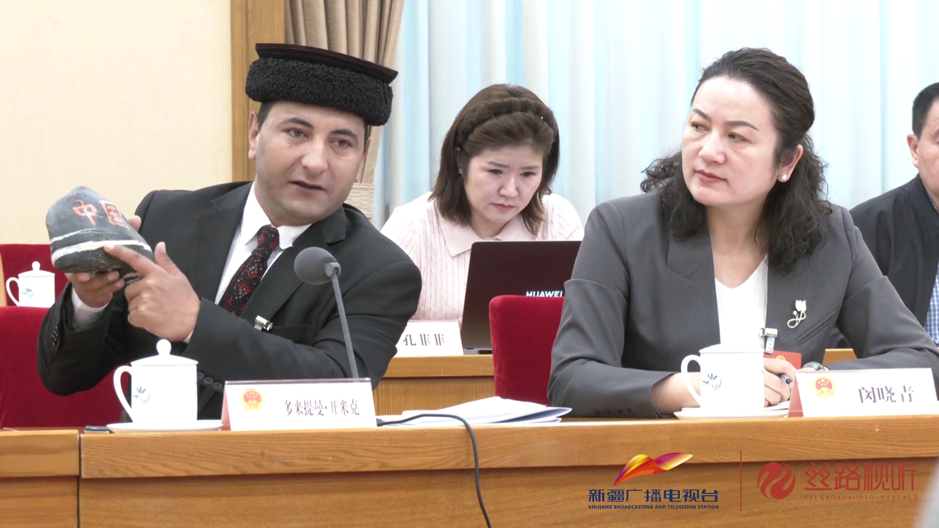 “有我们在，祖国的土地一寸也不会少”