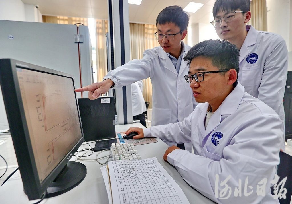 燕山大学材料科学与工程学院:做铆在科研一线的“螺丝钉” 燕山大学材料科学与工程学院:做铆在科研一线的“螺丝钉”