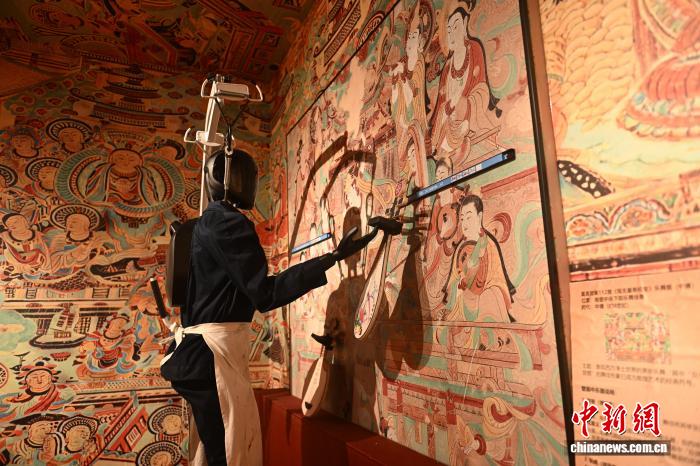 西北青年“调教”人形机器人:说兰州话、跳敦煌舞