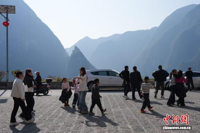 (走进中国乡村)从开“天路”到组“e路” 重庆“天坑村”筑路生金