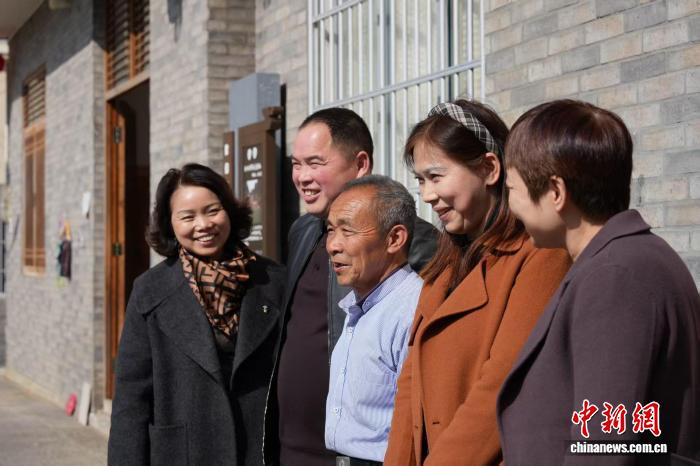 (走进中国乡村)从开“天路”到组“e路” 重庆“天坑村”筑路生金
