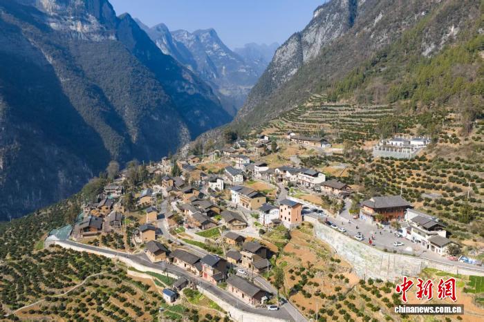 (走进中国乡村)从开“天路”到组“e路” 重庆“天坑村”筑路生金