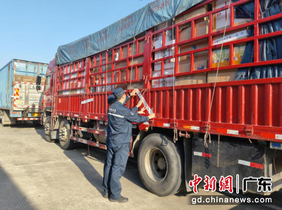 海警执法人员封存涉案香烟。广东海警局 供图