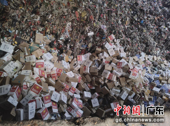 倒入处理池的涉案香烟。广东海警局 供图