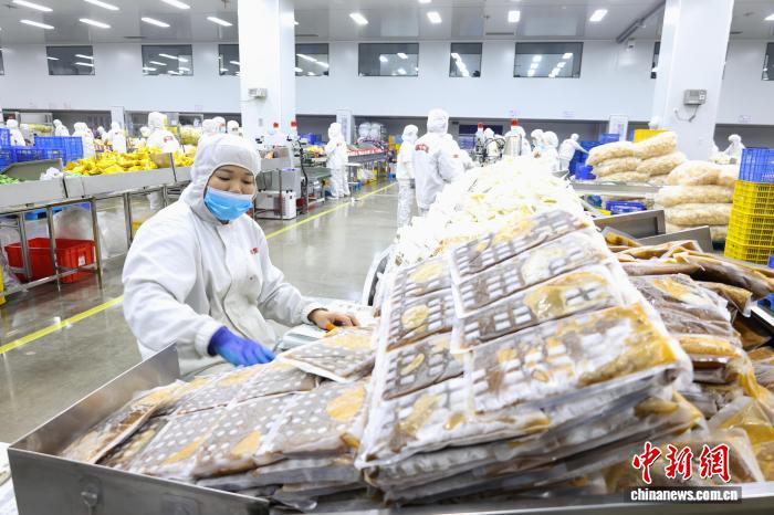 图为柳州螺蛳粉企业生产的冰鲜柳州螺蛳粉。林馨 摄