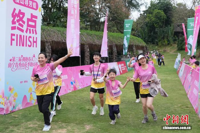 3月15日，“拥抱春天”南宁青秀山花季跑山赛举行，吸引3000名跑步爱好者参与。图为比赛现场。南宁市体育局 供图