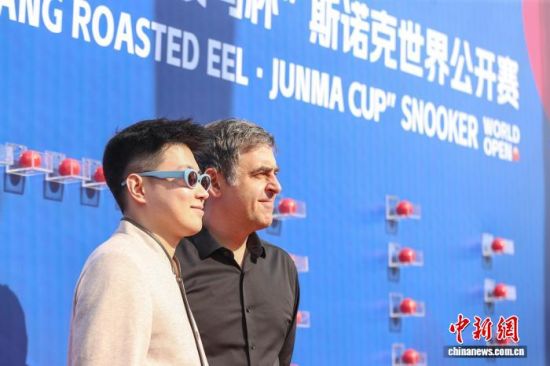 3月15日，中国首位斯诺克世锦赛冠军赵心童(左)与英格兰名将奥沙利文在江西玉山亮相2026斯诺克世界公开赛红毯仪式。　刘力鑫 摄