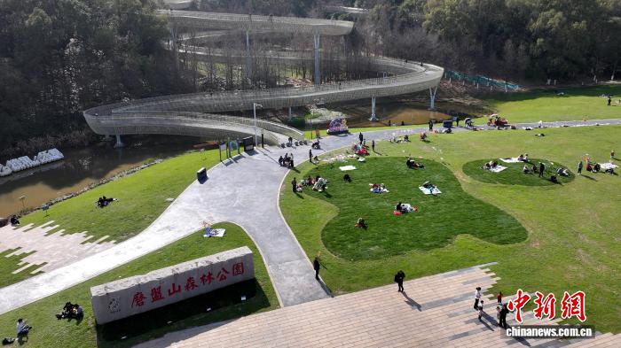 江西南昌：春暖花开市民踏青休闲正当时