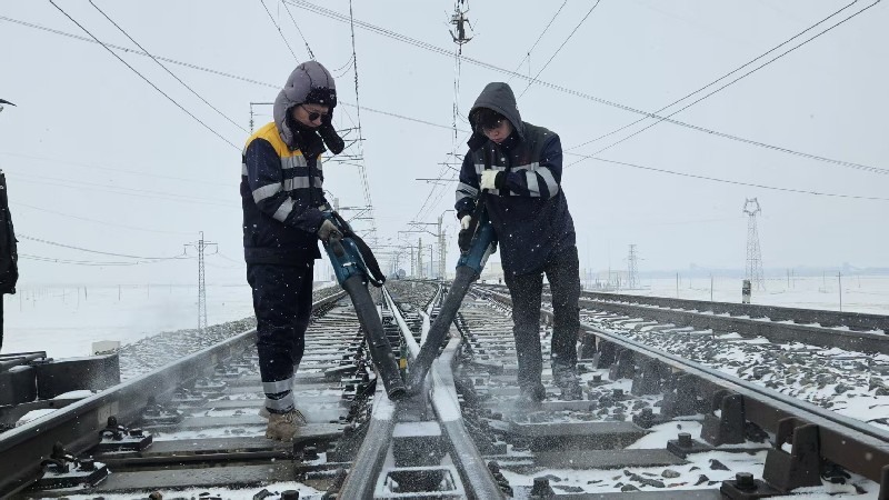 关角山下除雪忙