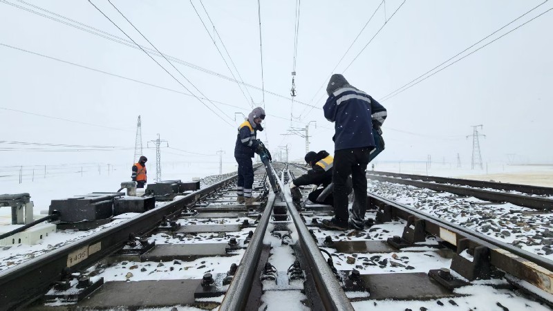 关角山下除雪忙